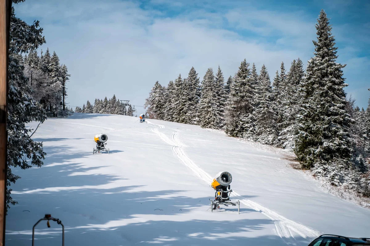 Zelena zima smučarskim centrom v prvem delu sezone odnesla lep del zaslužka