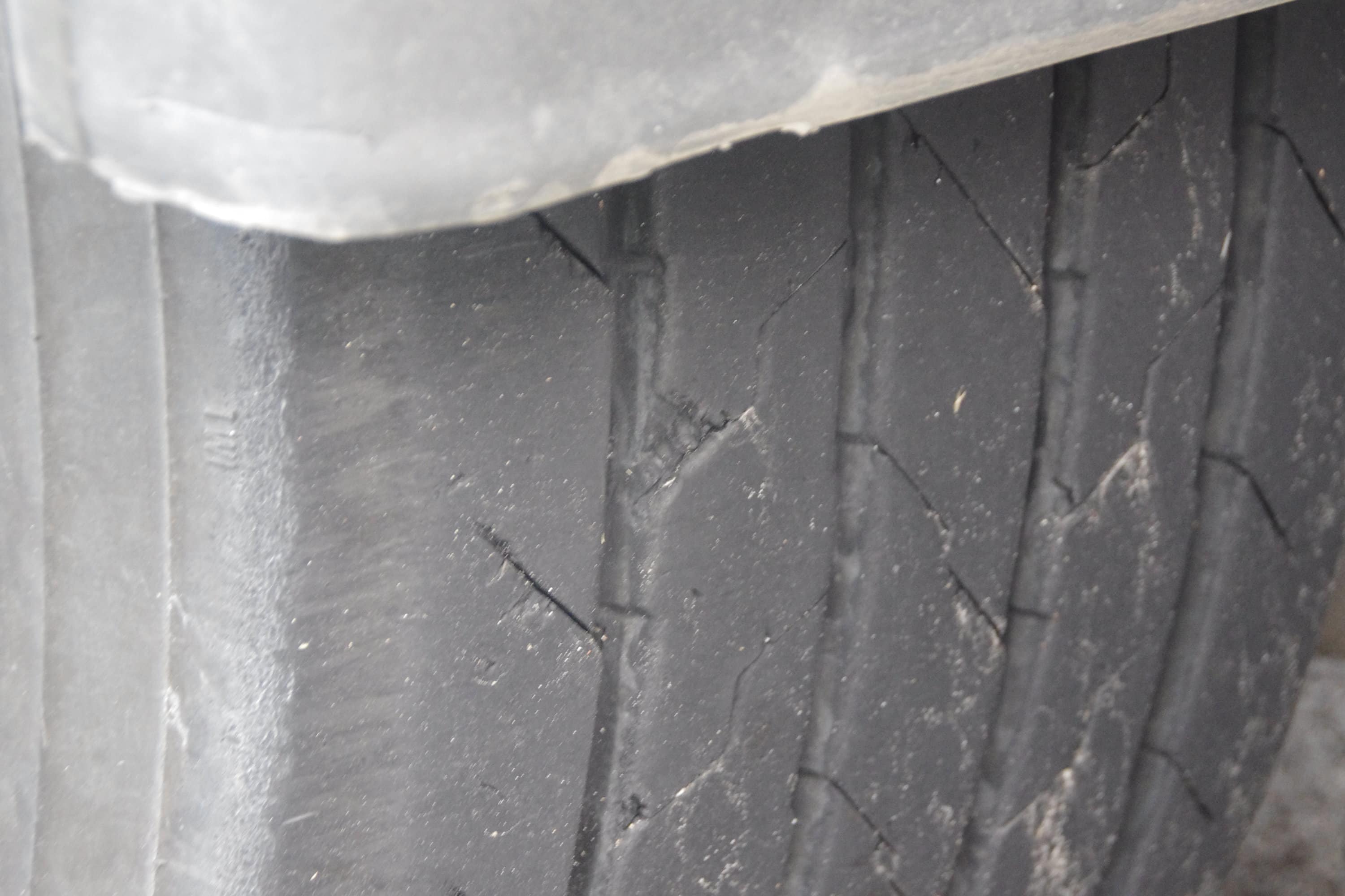 Romunski voznik pod vplivom alkohola in obrabljenimi pnevmatikami ogrožal promet