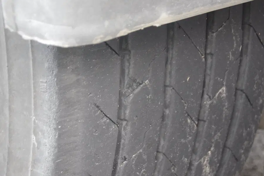 Romunski voznik pod vplivom alkohola in obrabljenimi pnevmatikami ogrožal promet