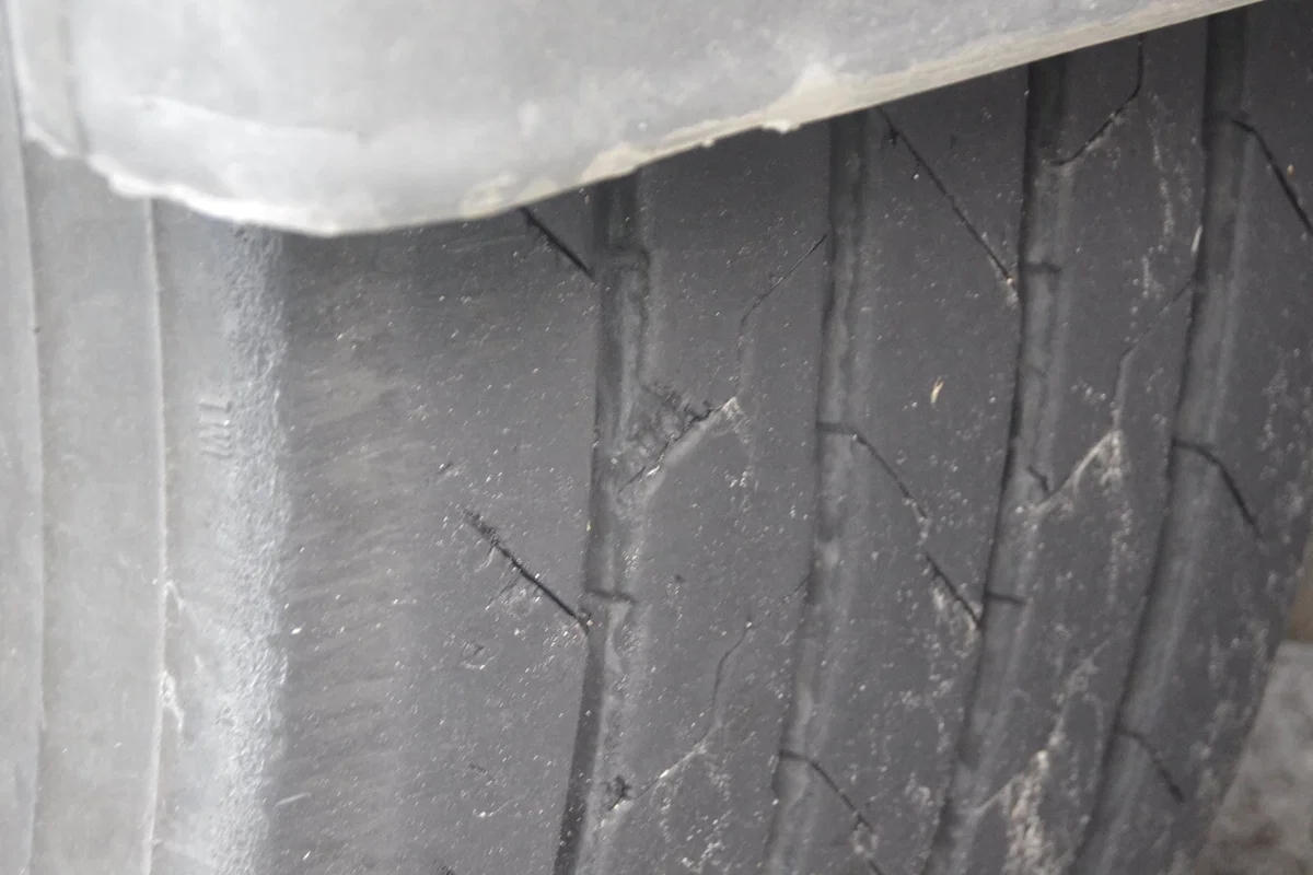 Romunski voznik pod vplivom alkohola in obrabljenimi pnevmatikami ogrožal promet