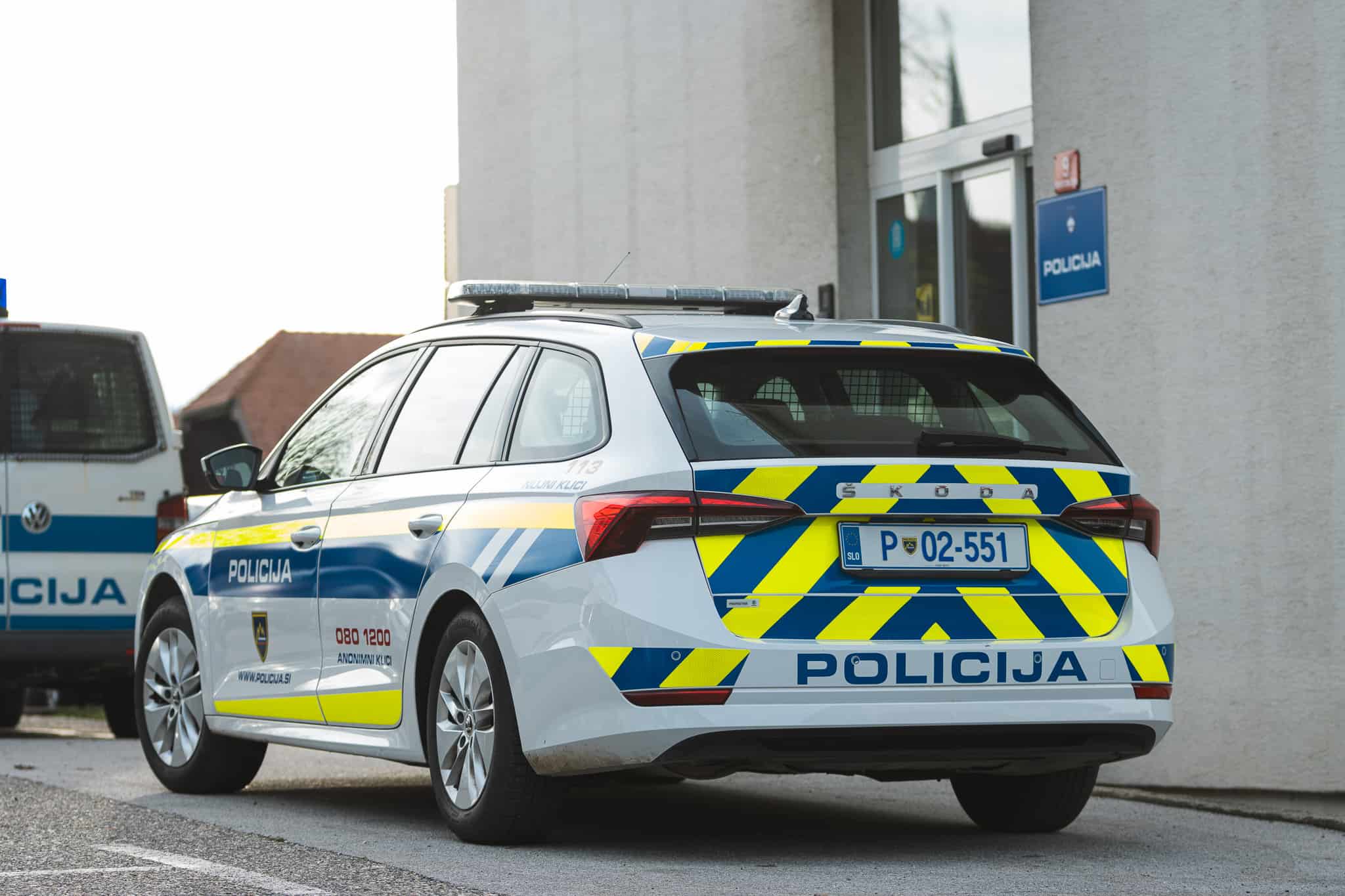 Na Gortini v prometni nesreči hudo poškodovani dve osebi