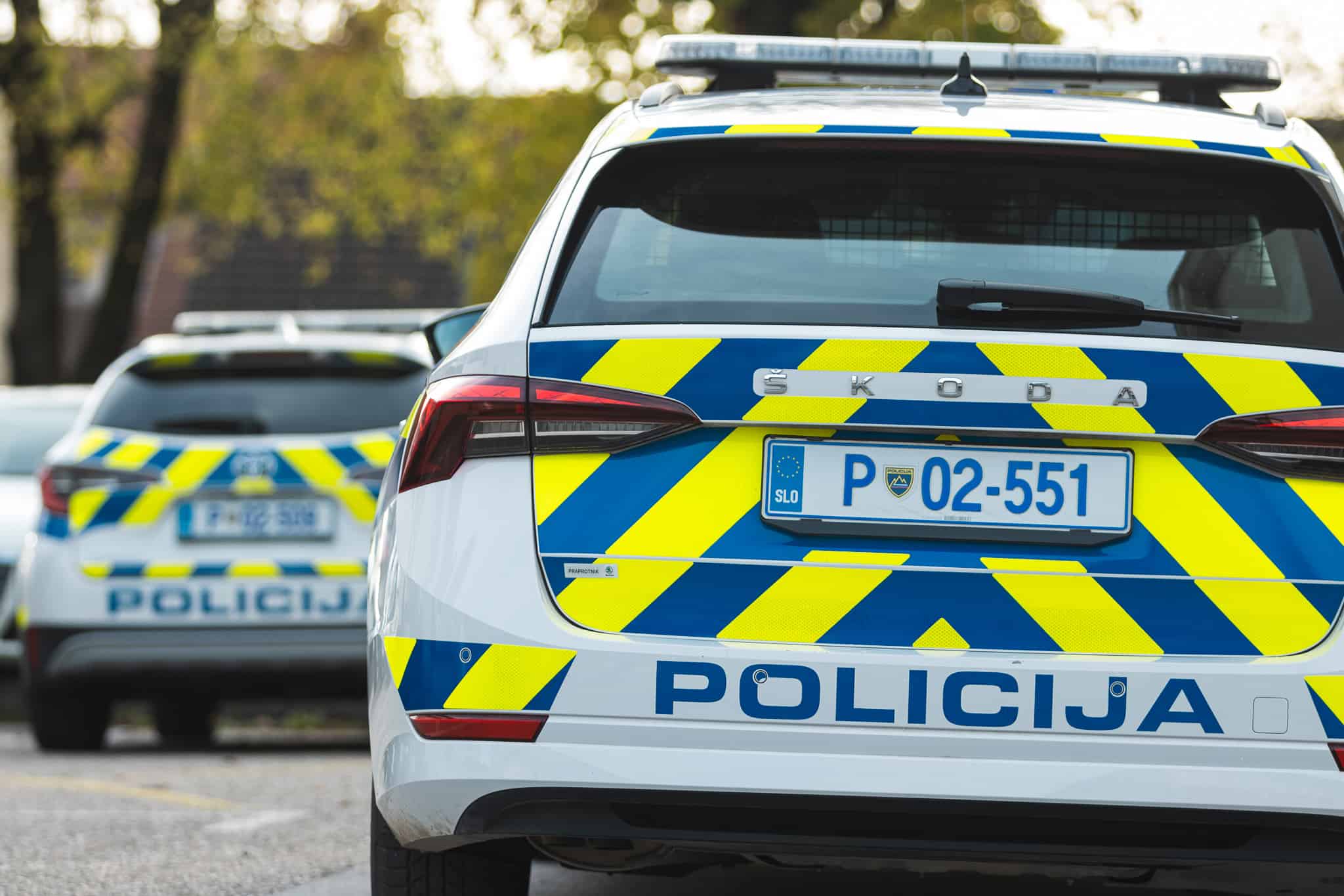 Mladoletni motokrosist hudo poškodovan pri trčenju s kombijem v Otiškem Vrhu