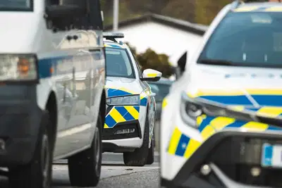 Osebni vozili trčili v Radljah, dve osebi prepeljani v SB Slovenj Gradec