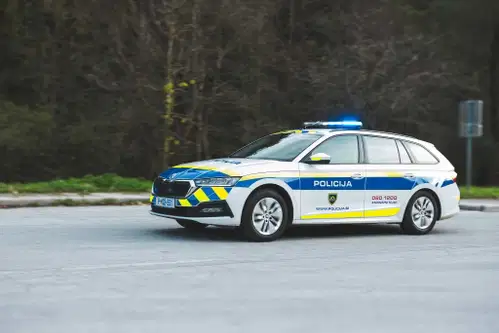 Dva voznika začetnika med vikendom ostala brez vozniških dovoljenj
