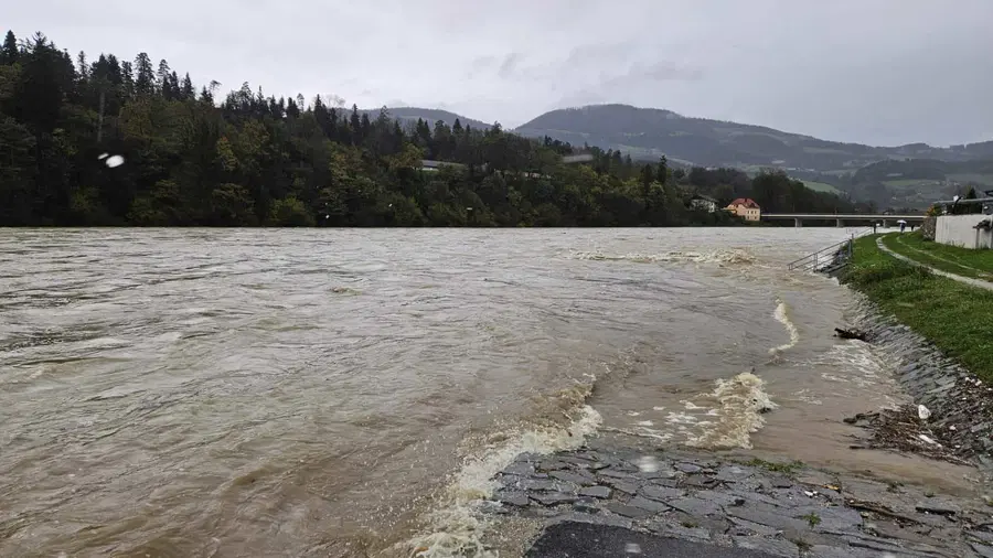 V Dravogradu evakuirali devet objektov, na Koroškem težave tudi zaradi plazov