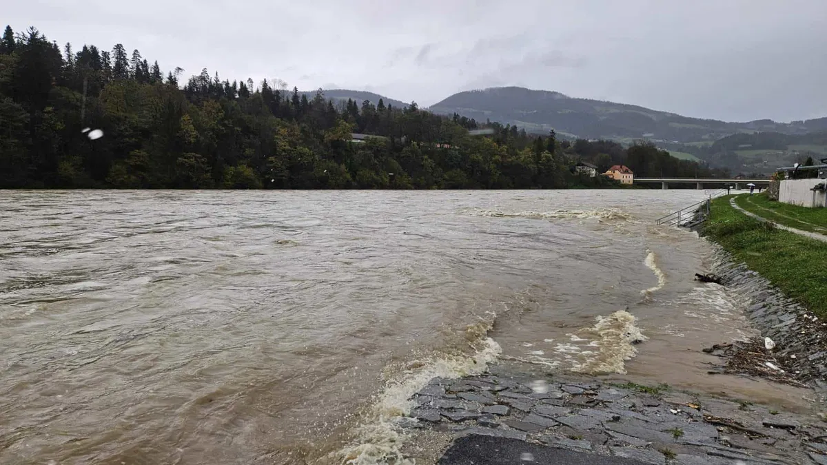 V Dravogradu evakuirali devet objektov, na Koroškem težave tudi zaradi plazov