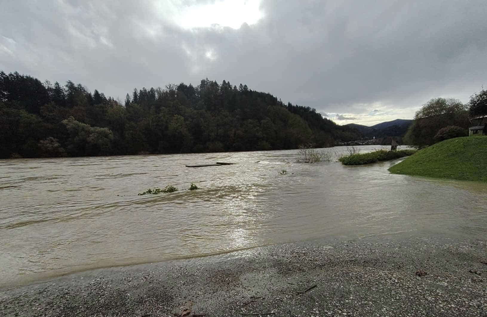 VIDEO: Narasla Drava na Muti že prestopila bregove
