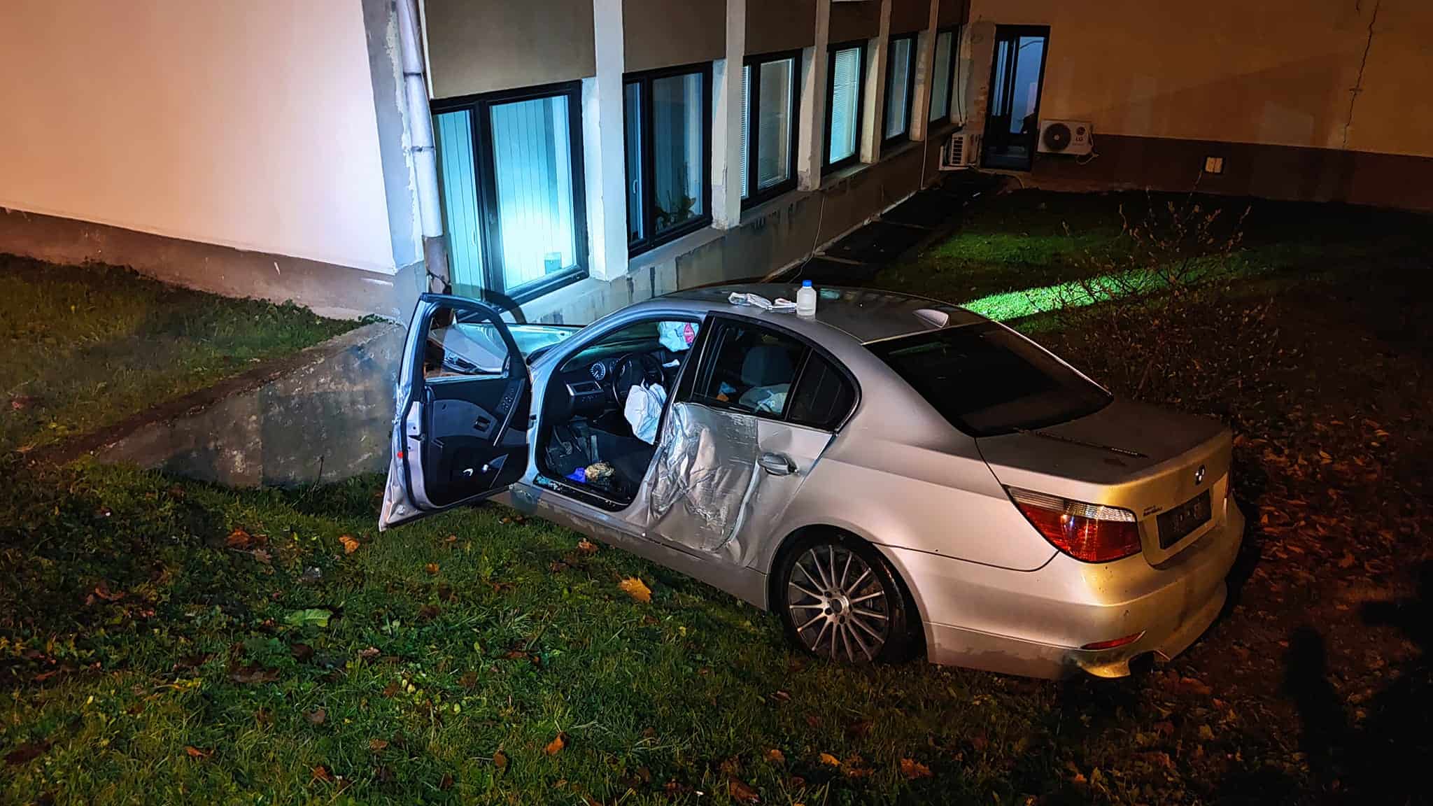 Na Ravnah vozilo trčilo v objekt. Ena oseba prepeljana v bolnišnico