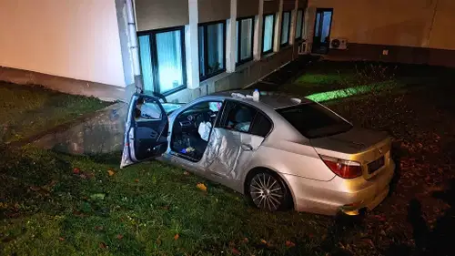 Na Ravnah vozilo trčilo v objekt. Ena oseba prepeljana v bolnišnico