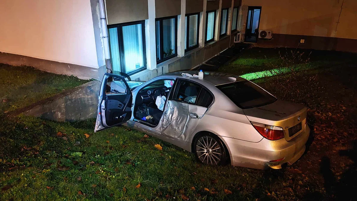 Na Ravnah vozilo trčilo v objekt. Ena oseba prepeljana v bolnišnico