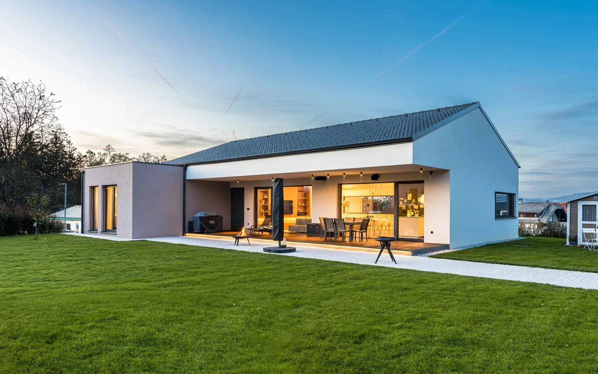 Atrijska hiša na padajoči parceli