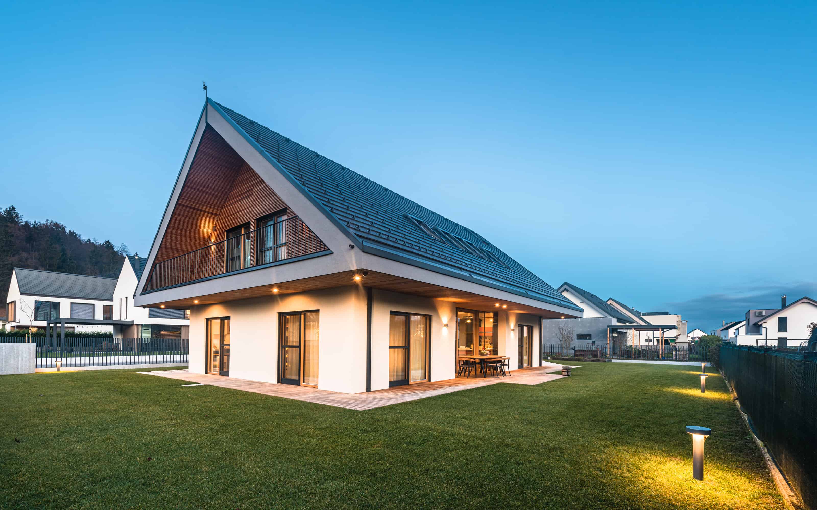 Dvokapna predmestna hiša z dovršenim interierjem