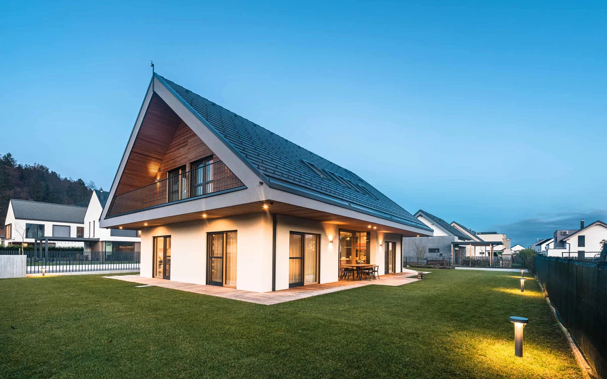 Dvokapna predmestna hiša z dovršenim interierjem