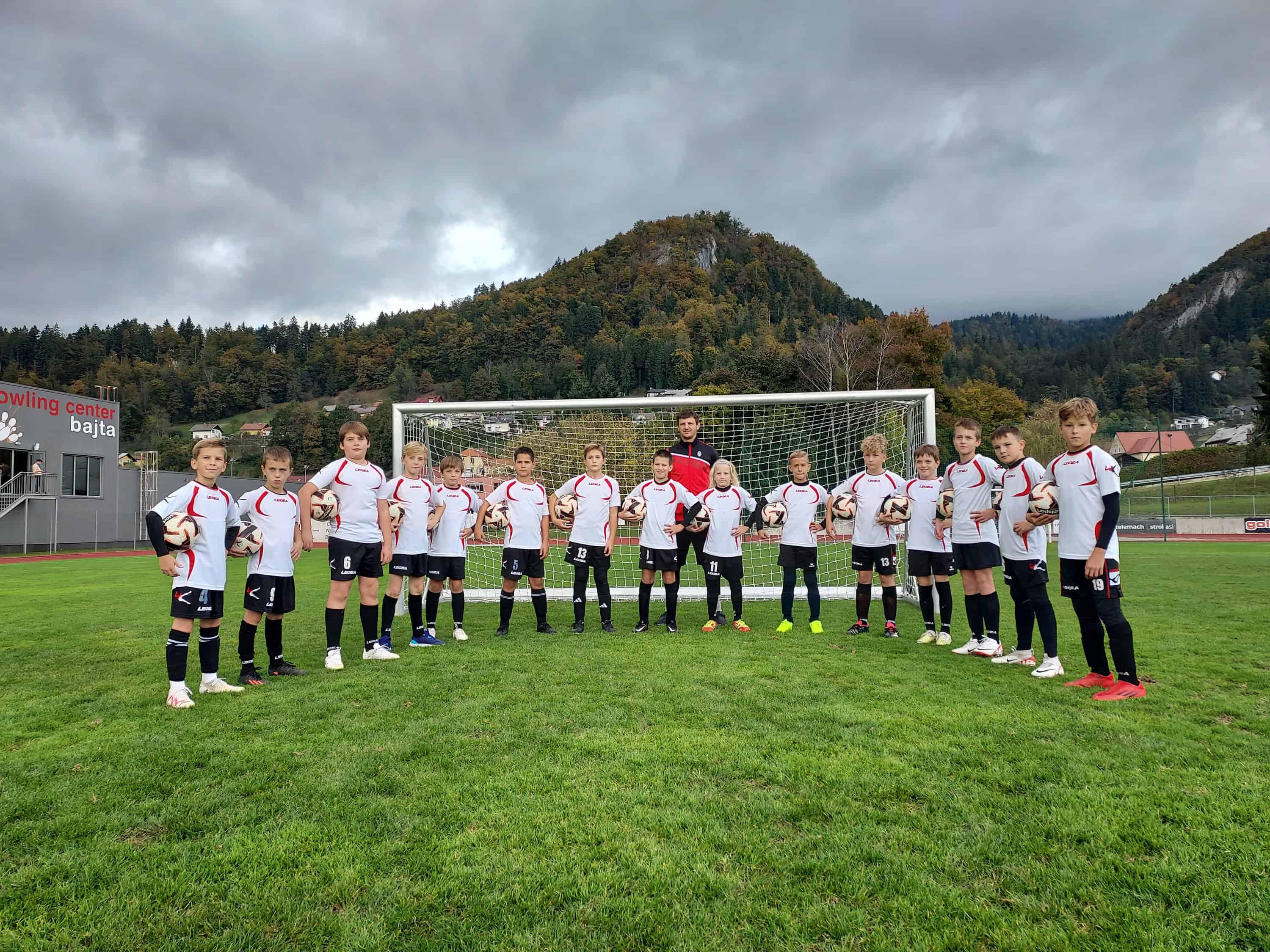 Mladi nogometaši NK Radlje U11 si nabirajo dragocene izkušnje na zelenici