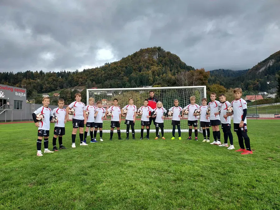 Mladi nogometaši NK Radlje U11 si nabirajo dragocene izkušnje na zelenici