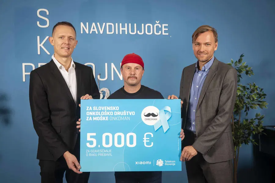 Telekom Slovenije in Xiaomi sta predala donacijo 5.000 evrov društvu OnkoMan
