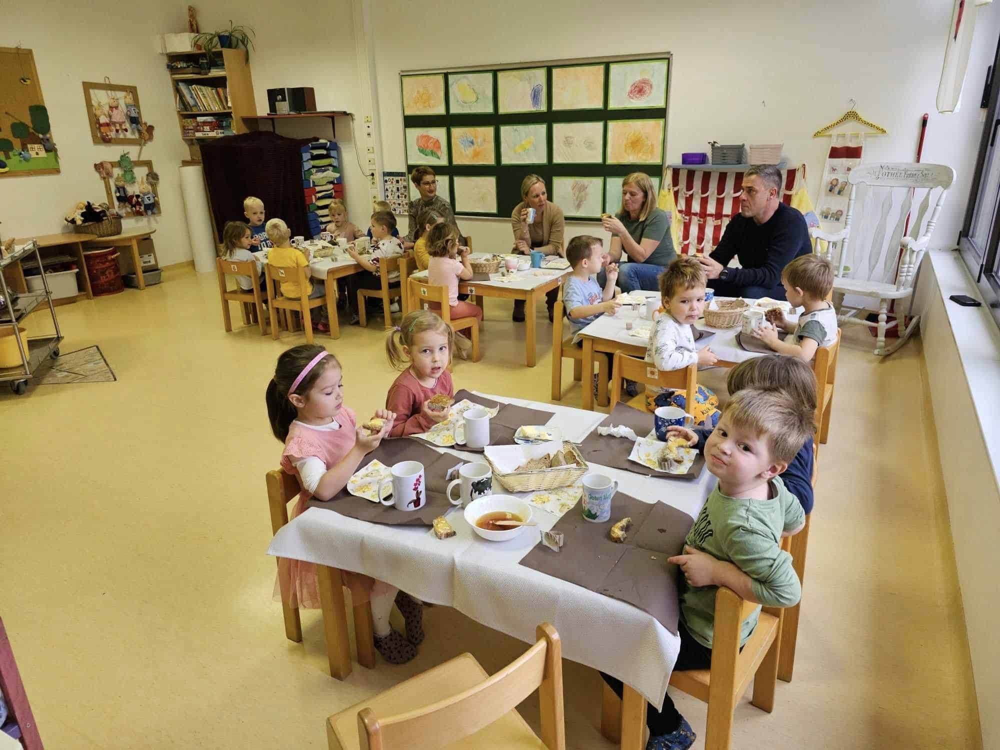 Na povabilo vrtca Vuzenica se je na tradicionalni slovenski zajtrk odzval tudi župan Vuzenice