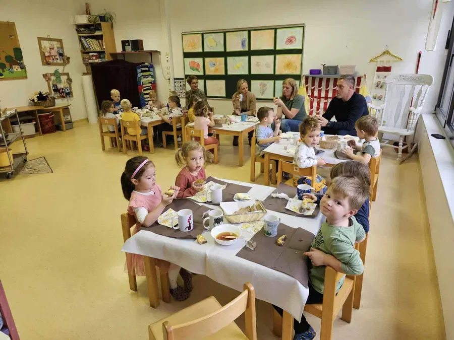 Na povabilo vrtca Vuzenica se je na tradicionalni slovenski zajtrk odzval tudi župan Vuzenice