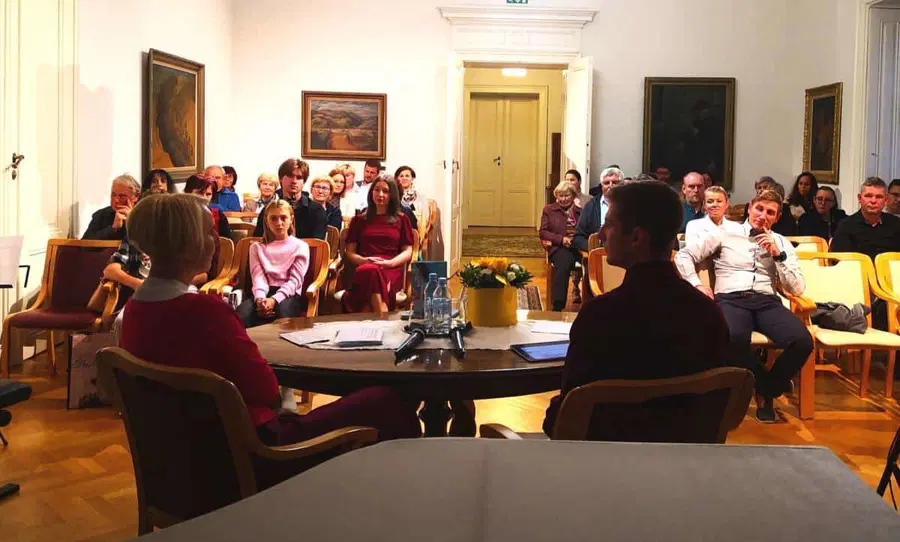 Svoj knjižni prvenec je na Ravnah predstavila Mateja Verdinek Žigon