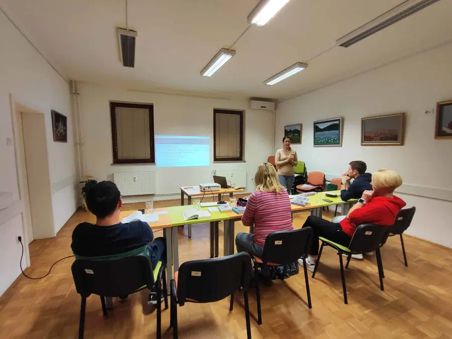 V okviru Mladinskega sveta Ravne na Koroškem so izvedli delavnico "Pametno branje"