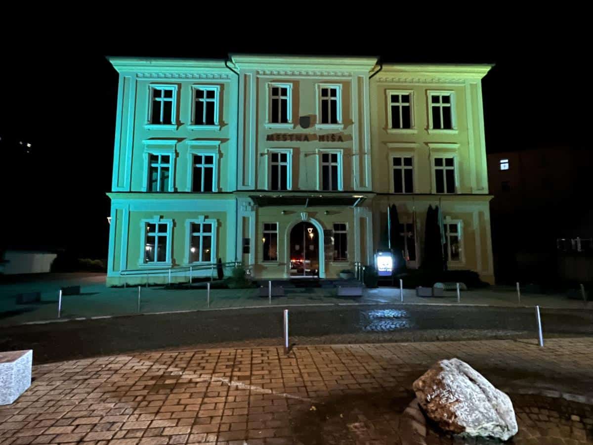 Na Ravnah mestna hiša v turkizni barvi - ozaveščanja boja proti raku materničnega vratu