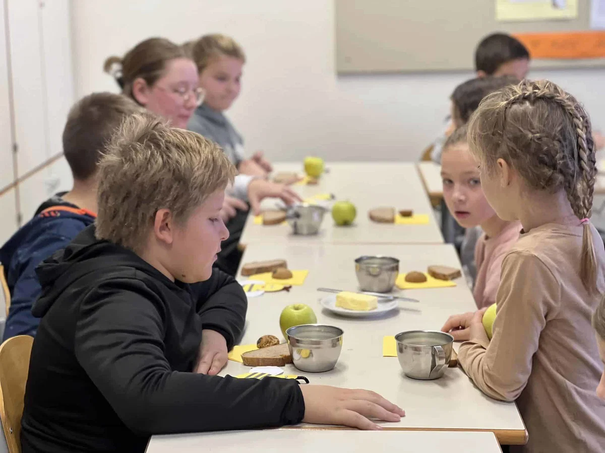 Župan Tilen Klugler na tradicionalnem zajtrku z najmlajšimi (FOTO)