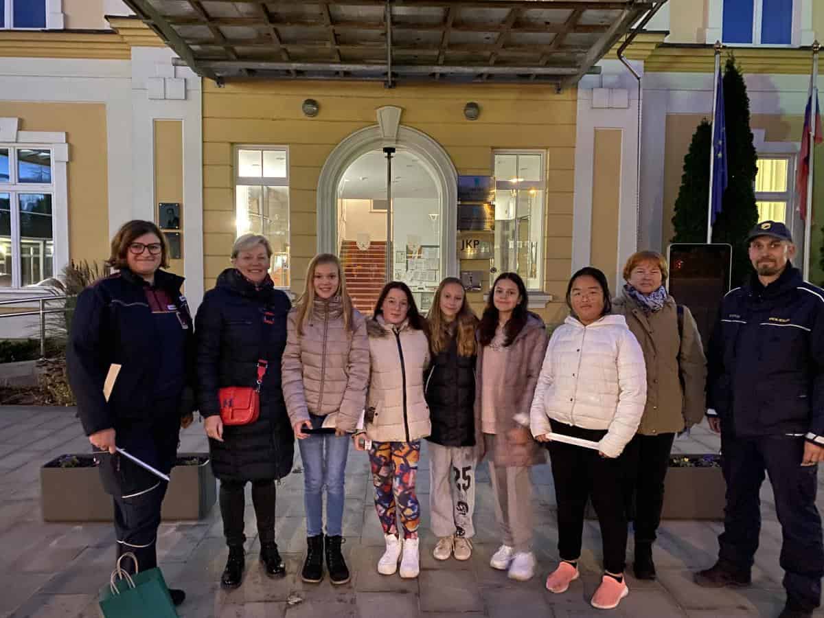 Na Ravnah skupnostna akcija: "Bodi viden, bodi previden" (FOTO)