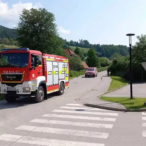 Na Ravnah se je sprožil zemeljski plaz, ki ogroža vrtno uto ob stanovanjski hiši