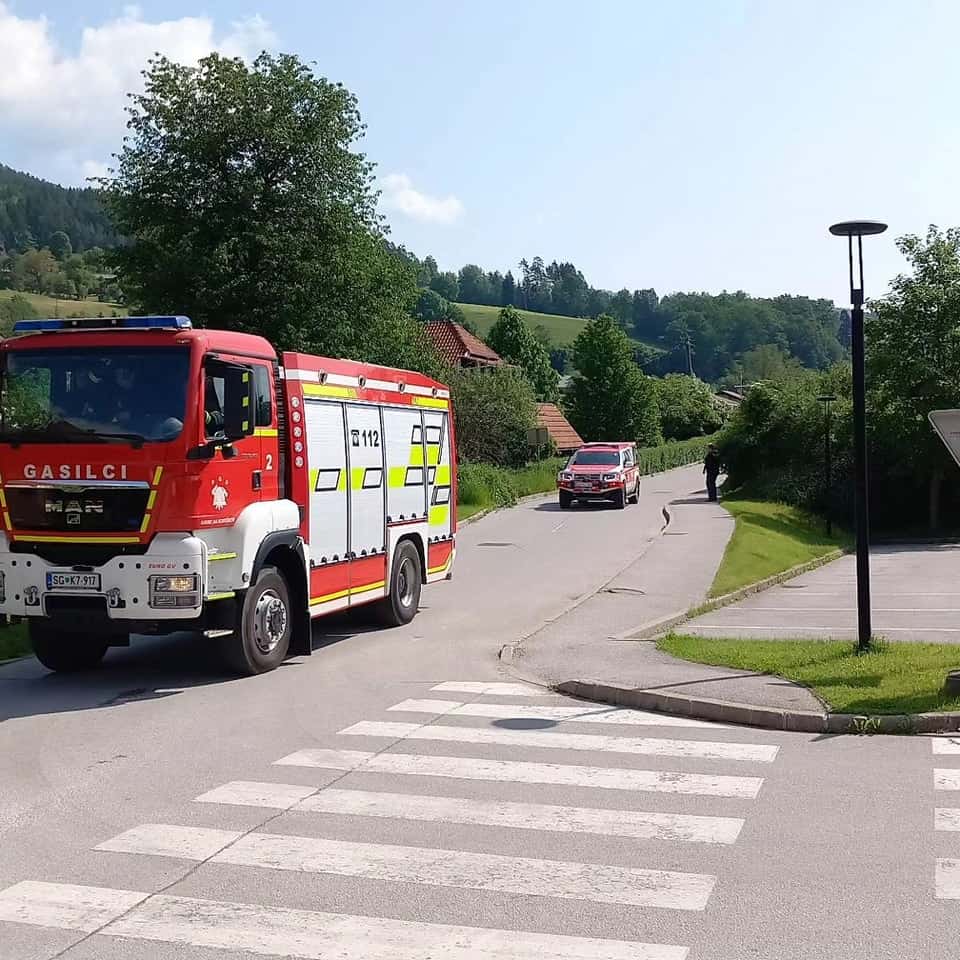 Na Ravnah se je sprožil zemeljski plaz, ki ogroža vrtno uto ob stanovanjski hiši