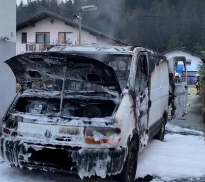 V Slovenj Gradcu zagorel kombi. Ogenj poškodoval bližnji objekt ter vozila