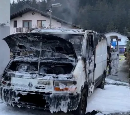 V Slovenj Gradcu zagorel kombi. Ogenj poškodoval bližnji objekt ter vozila