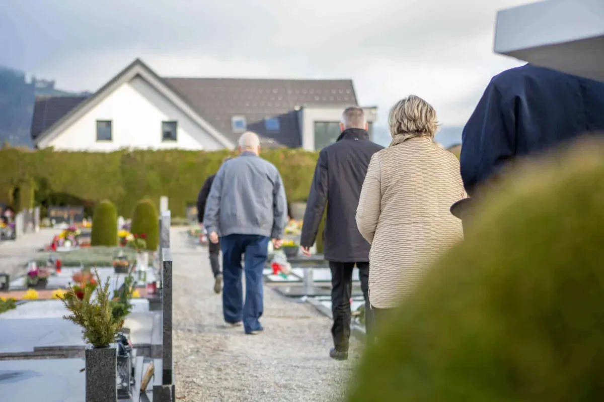 Policija opozarja: V gneči na cestah in pokopališčih ne pozabite na varnost