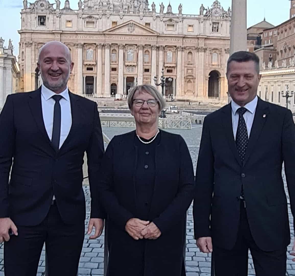 Romana Lesjak: "Povabilo k papežu in rokovanje z njim mi je bilo v veliko čast"