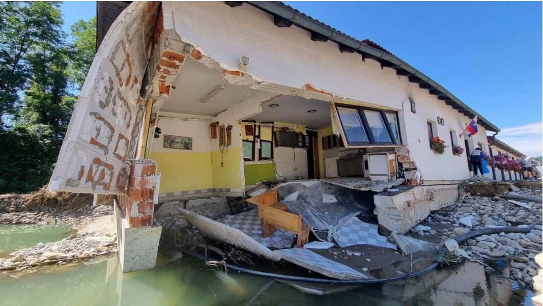 Prva predplačila za v ujmi poškodovane stanovanjske objekte v začetku decembra