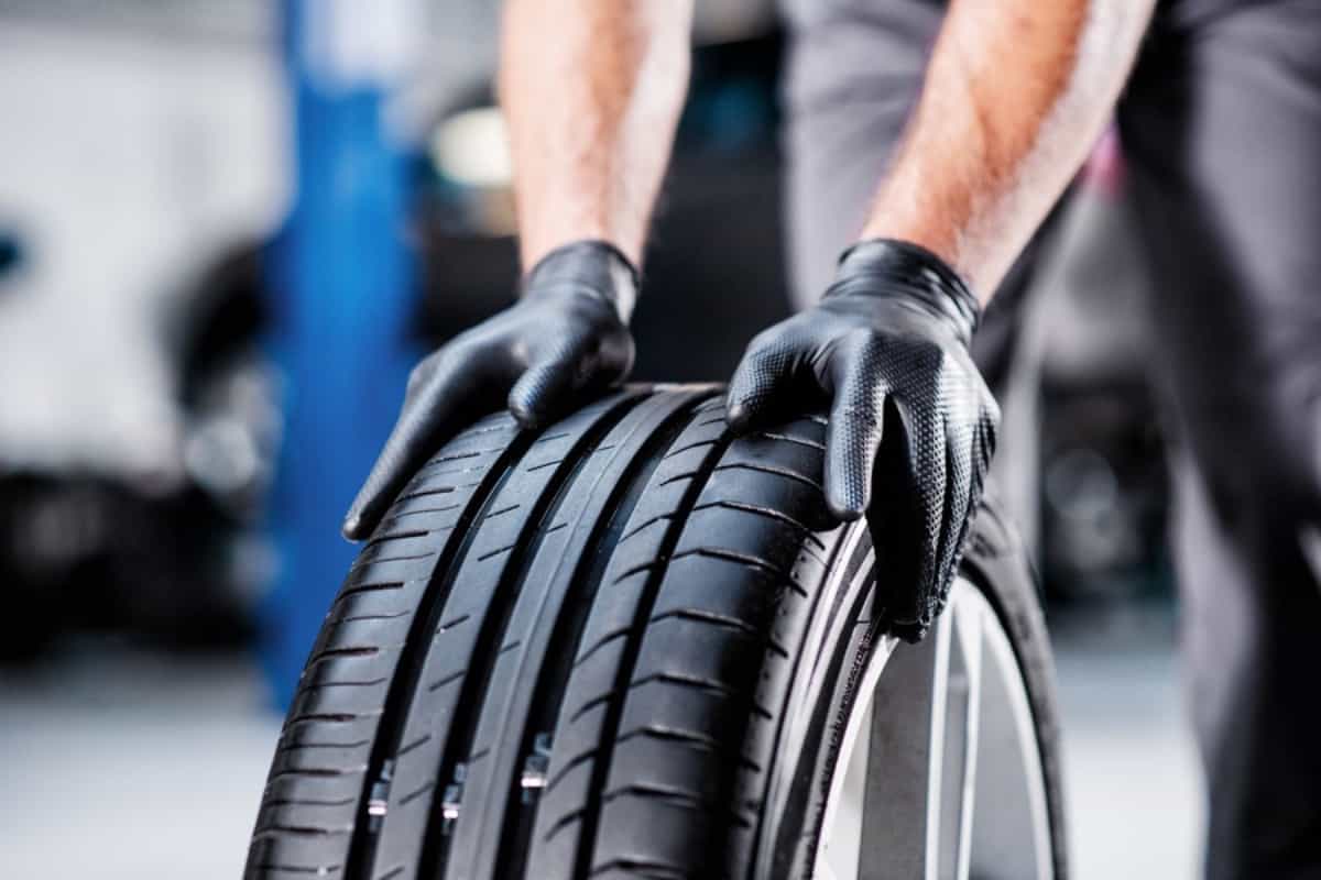 Črne rokavice za enkratno uporabo za mehanike.