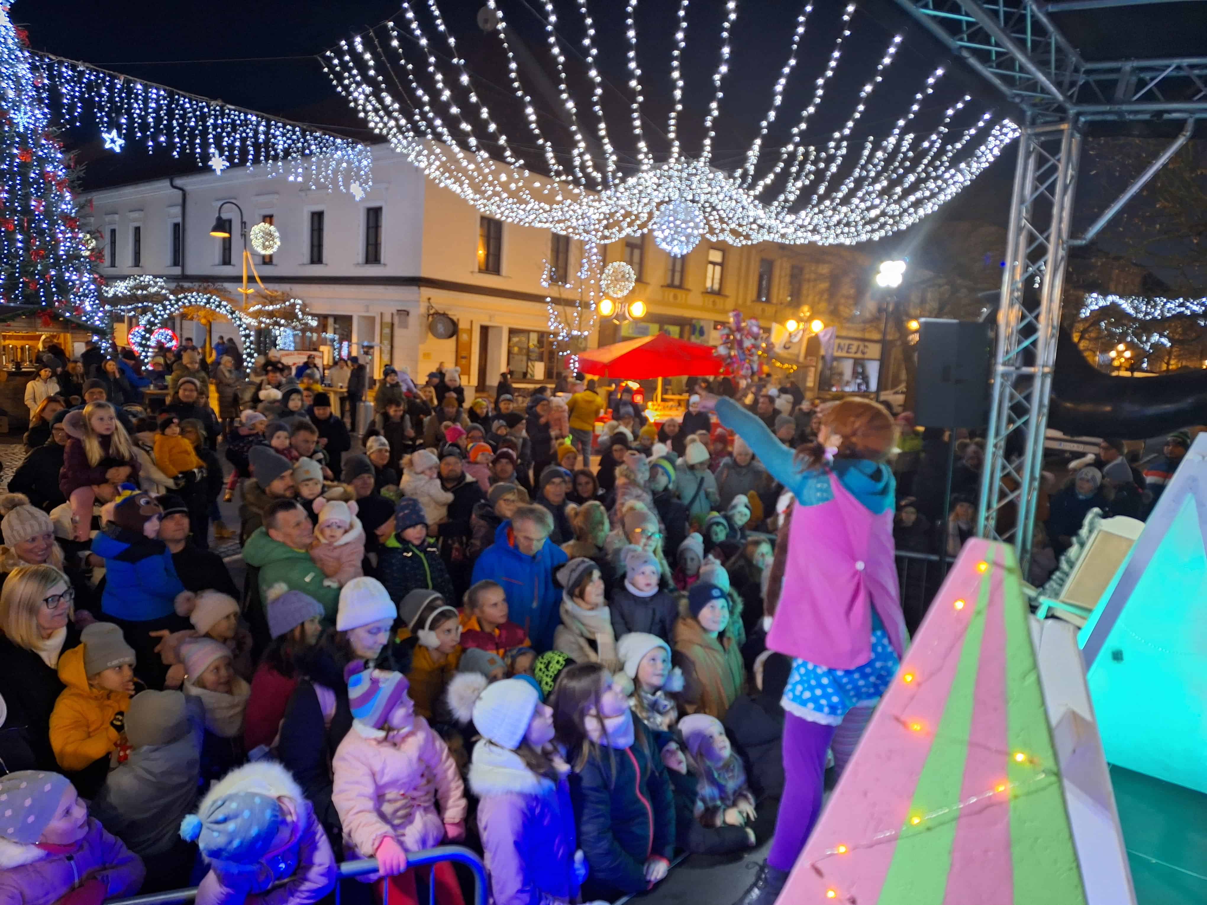 Velika množica otrok v Slovenj Gradcu pričakala Dedka Mraza in uživala v predstavi