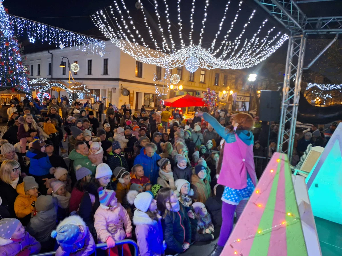 Velika množica otrok v Slovenj Gradcu pričakala Dedka Mraza in uživala v predstavi