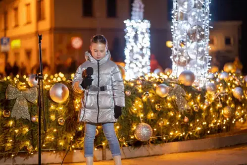 Na čudovitem adventnem venčku, ki krasi Slovenj Gradec bo zagorela prva svečka