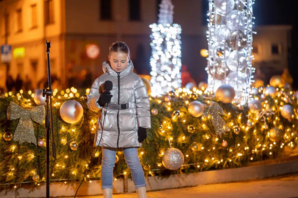 Na čudovitem adventnem venčku, ki krasi Slovenj Gradec bo zagorela prva svečka