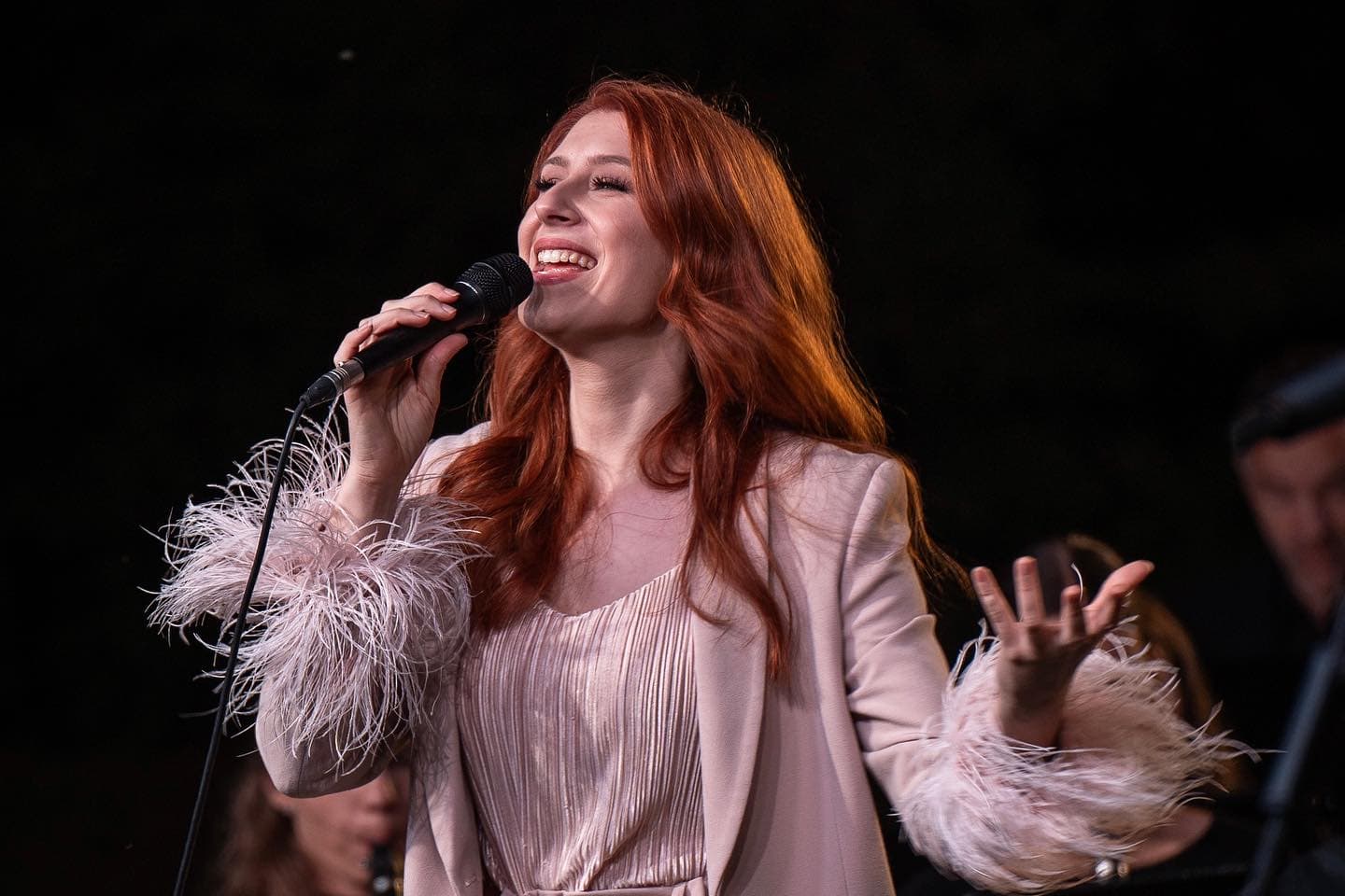 Na Ravnah nas bo s svojim glasom očarala Eva Boto