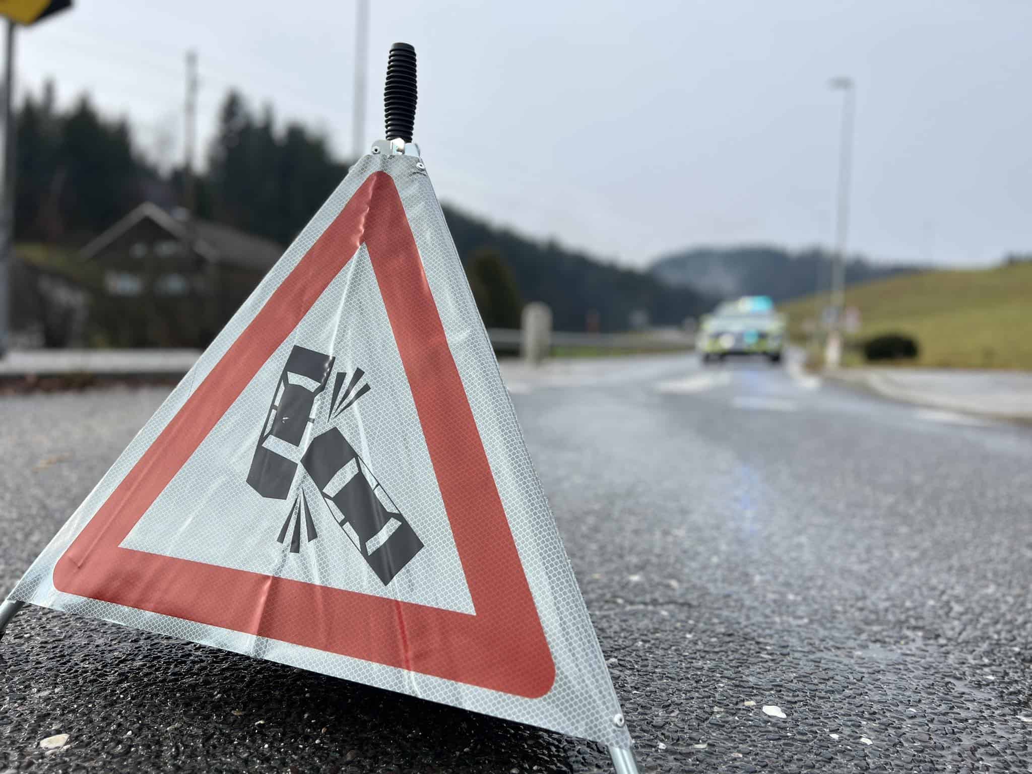 Po 50 metrih prevračanja opiti voznik in sopotnik lažje poškodovana