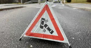 Prometna nesreča pri Spodnjem Razborju: Trčila avtomobil in motorno kolo