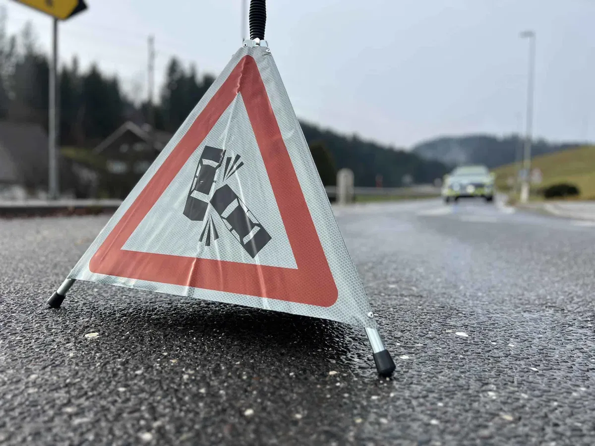 V današnji prometni nesreči na Muti umrla 48-letna voznica