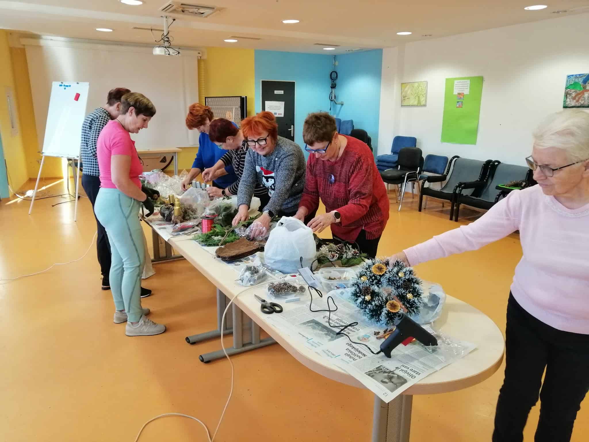 Društvo upokojencev Dravograd je ustvarilo čudovite adventne venčke