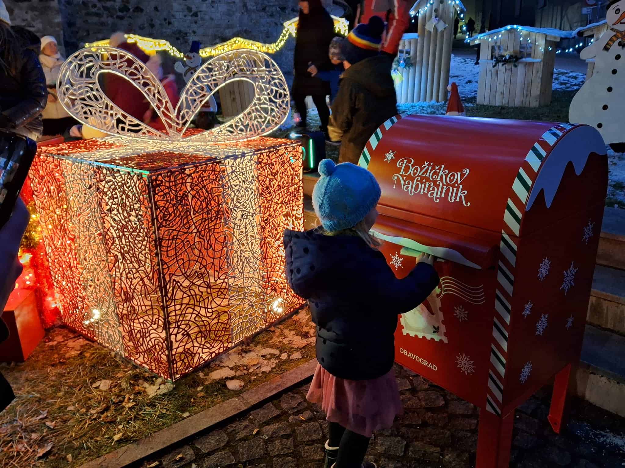 V Dravogradu otvorili Božičkov nabiralnik in pripravili pester program za najmlajše