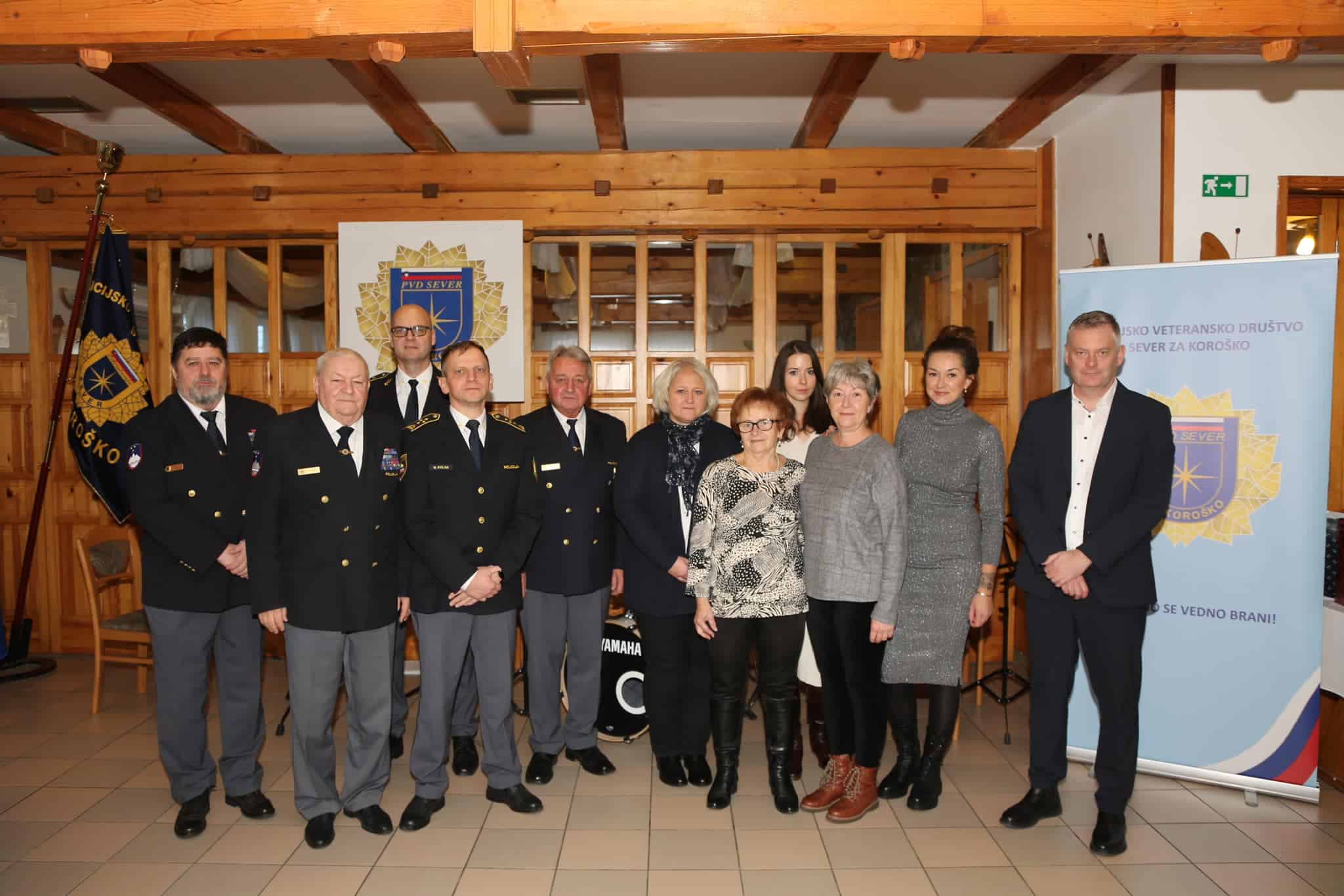 Župan Klugler na srečanju s svojci padlih policistov v vojni leta 1991