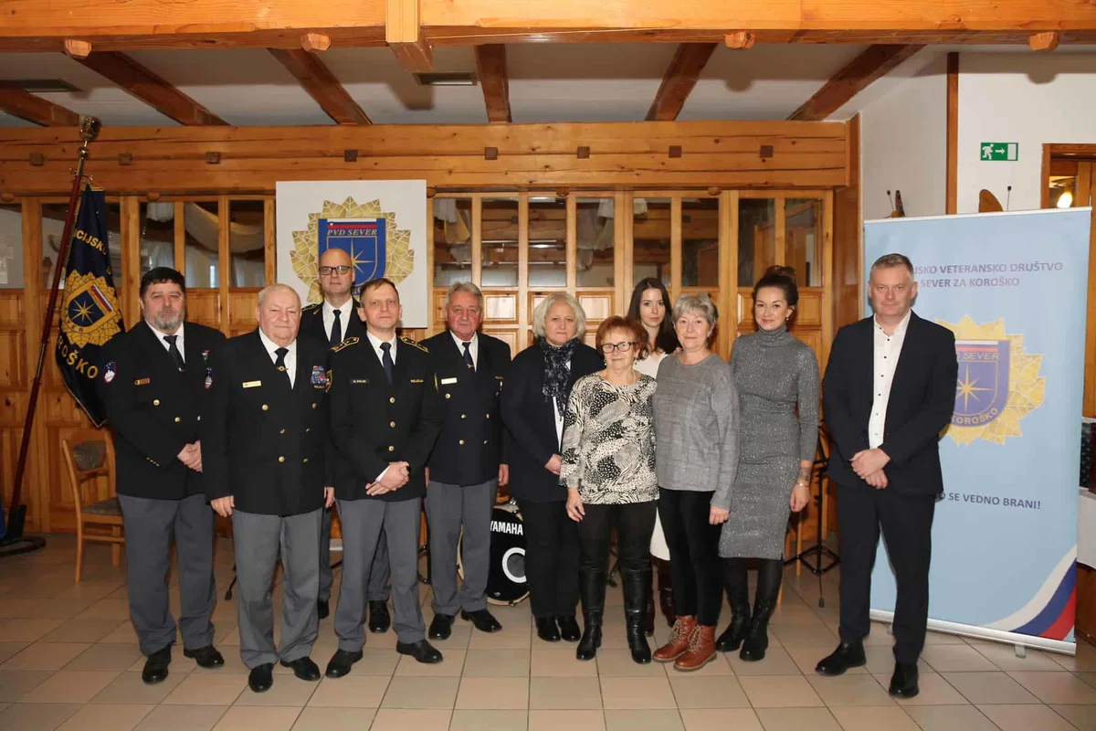 Župan Klugler na srečanju s svojci padlih policistov v vojni leta 1991