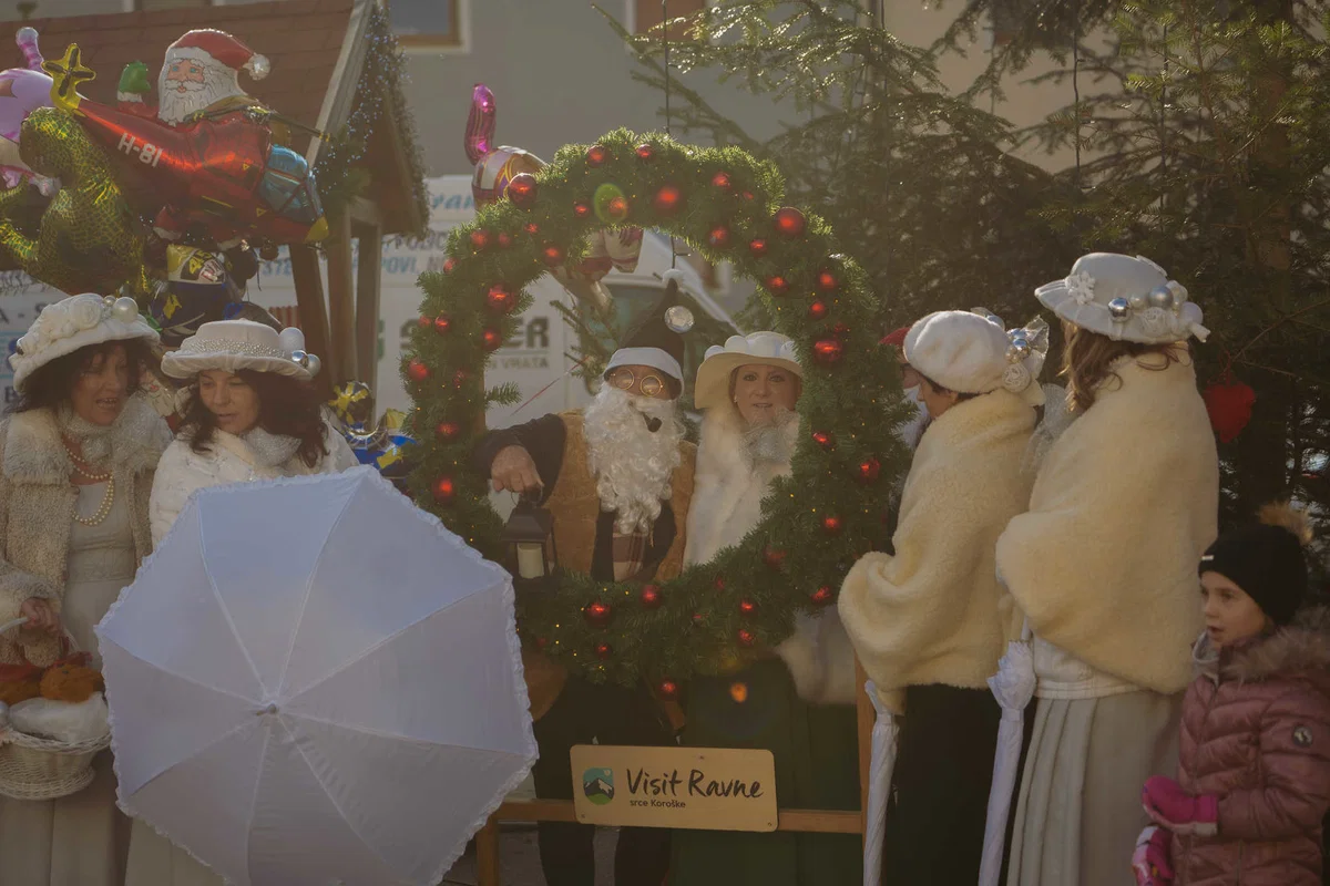 Božiček prihaja na ulico starega mestnega jedra na Ravnah na Koroškem