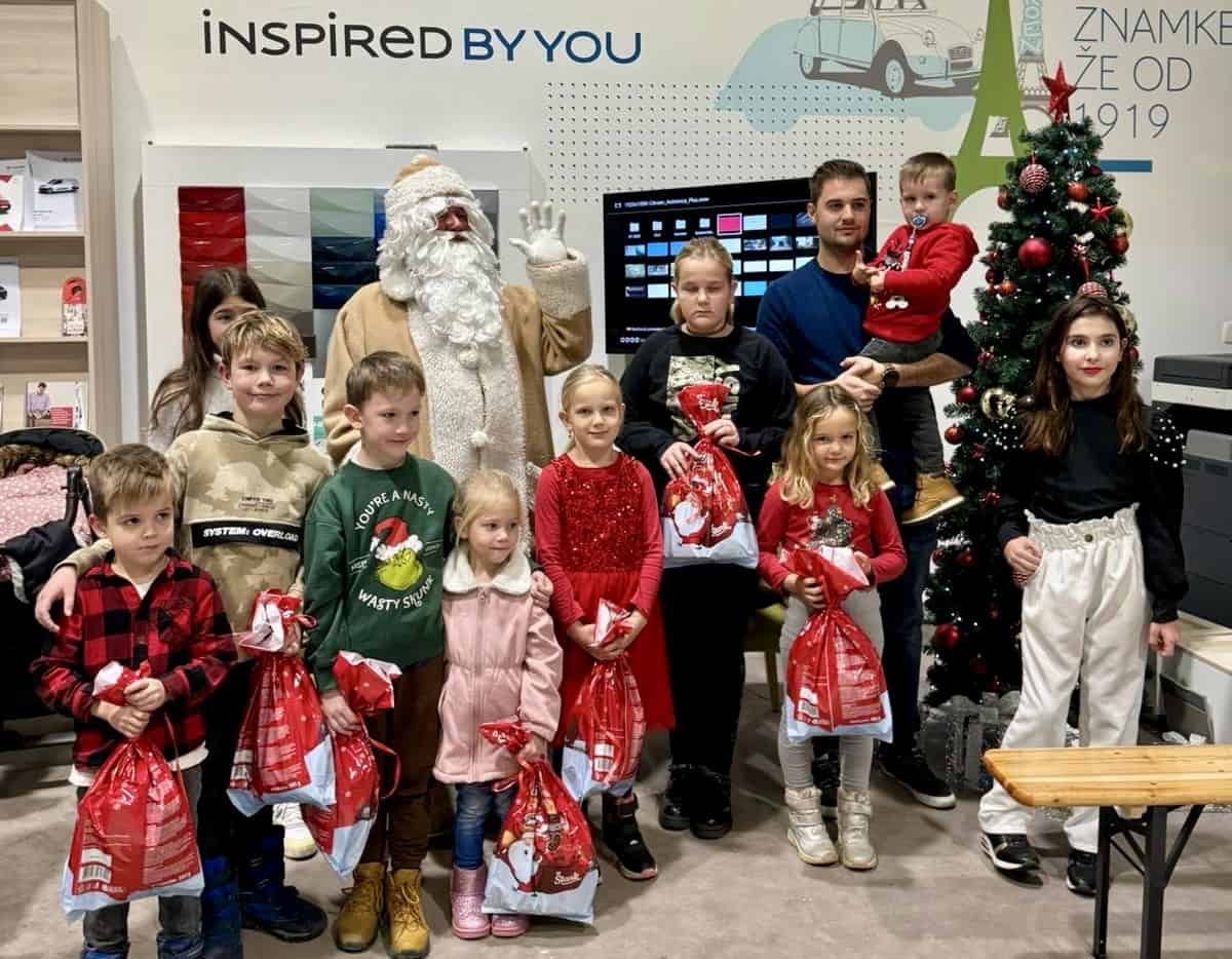 FOTO: Avto Center Ravne obiskal Dedek Mraz in razveselil otroke