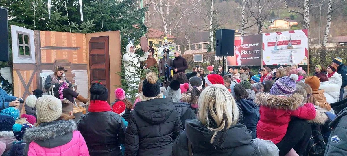 Božiček je obiskal in obdaril otroke v Vuzenici